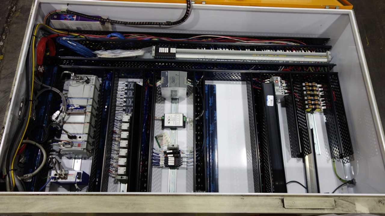 CONTROL CABINET W/ ALLEN BRADLEY L32E COMPACTLOGIX PROCESSOR MODULES, DYNICS FX17PLPIX0AI5A2XPRNLXXB OPERATOR - AUTOMATION & CONTROLS