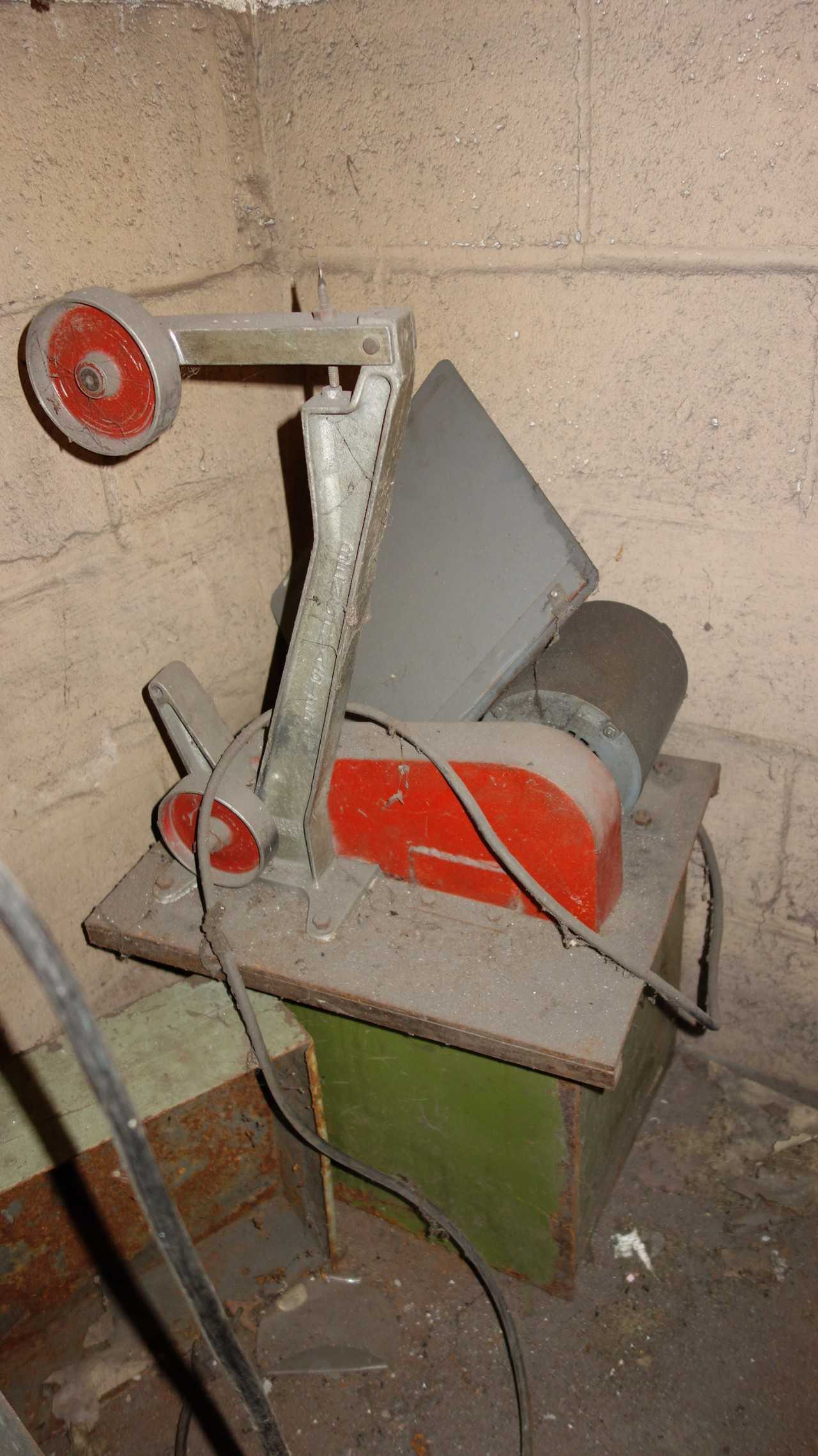 BENCHMASTER 1/4HP 115V-AC BELT SANDER - GRINDING MACHINES