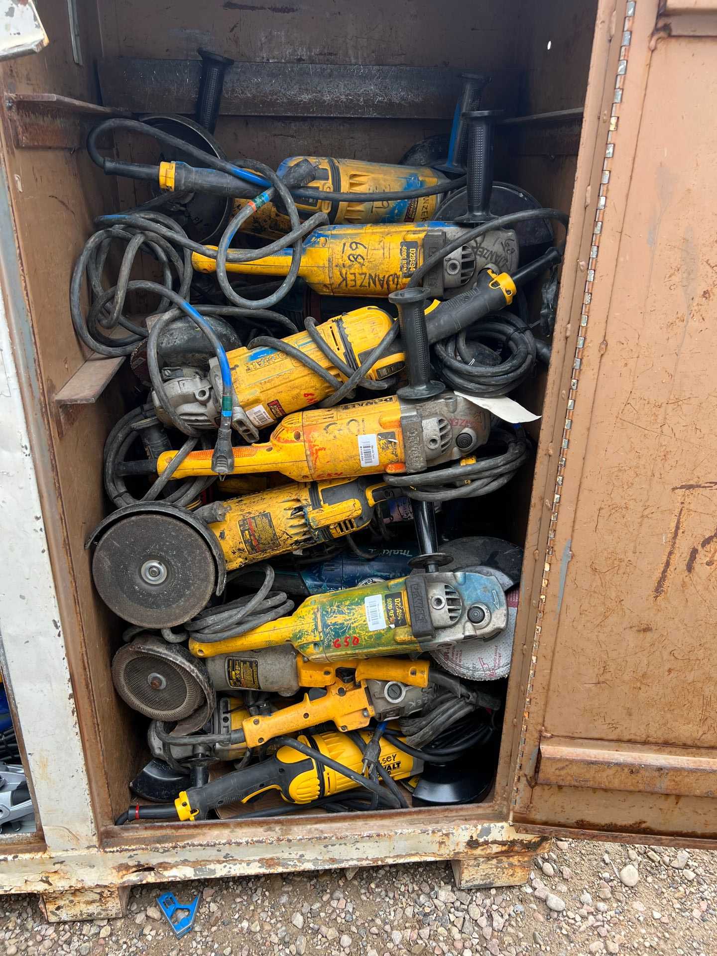 BULK LOT OF 9" GRINDERS QTY 57 WITH CASEY GANG BOX - ELECTRIC POWER TOOLS BULK LOT OF 9" GRINDERS QTY 57 WITH CASEY GANG BOX - ELECTRIC POWER TOOLS