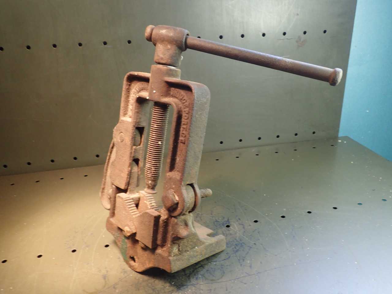 Armstrong 2-1/2" Bench Mount Pipe Vise, Made in the USA, Used in Good Condition - ELECTRIC POWER TOOLS