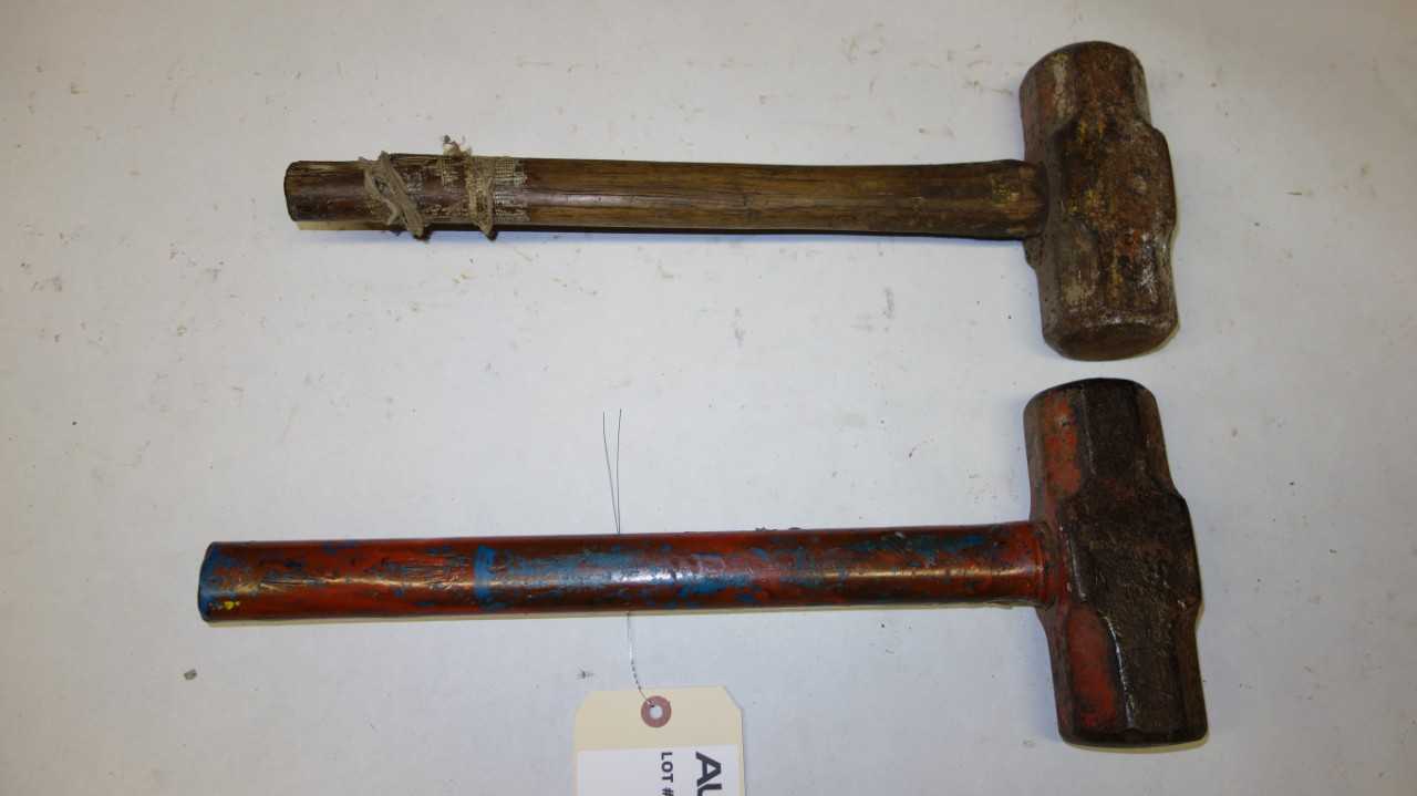 LOT OF 2 SLEDGEHAMMERS - HAND TOOLS