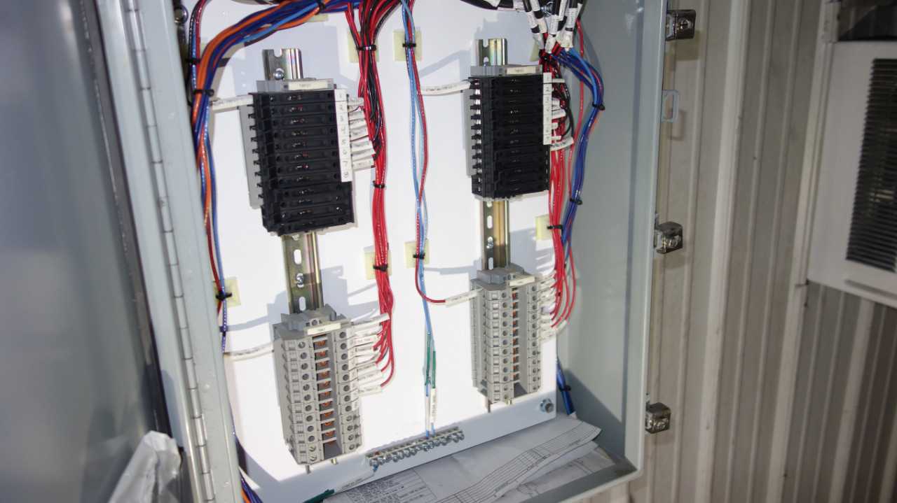 ALLEN BRADLEY POWERFLEX 70 7.5HP AC DRIVE, ENCLOSURE - MOTOR DRIVES