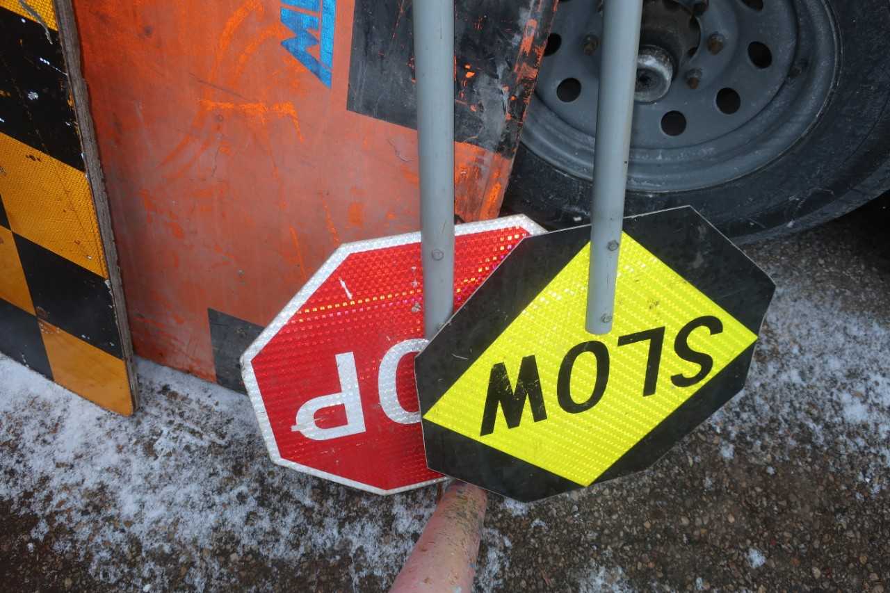 LOT OF ASSORTED SIGNS, METAL BARRICADE - MATERIAL HANDLING
