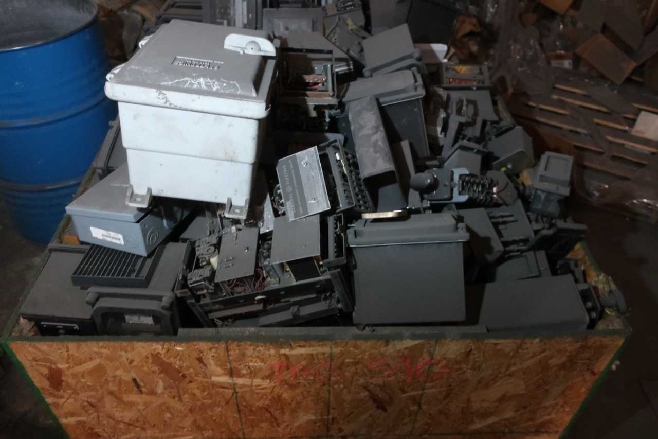 CRATE OF ASSORTED OVER CURRENT RELAYS, GENERAL ELECTRIC - ELECTRIC MOTORS