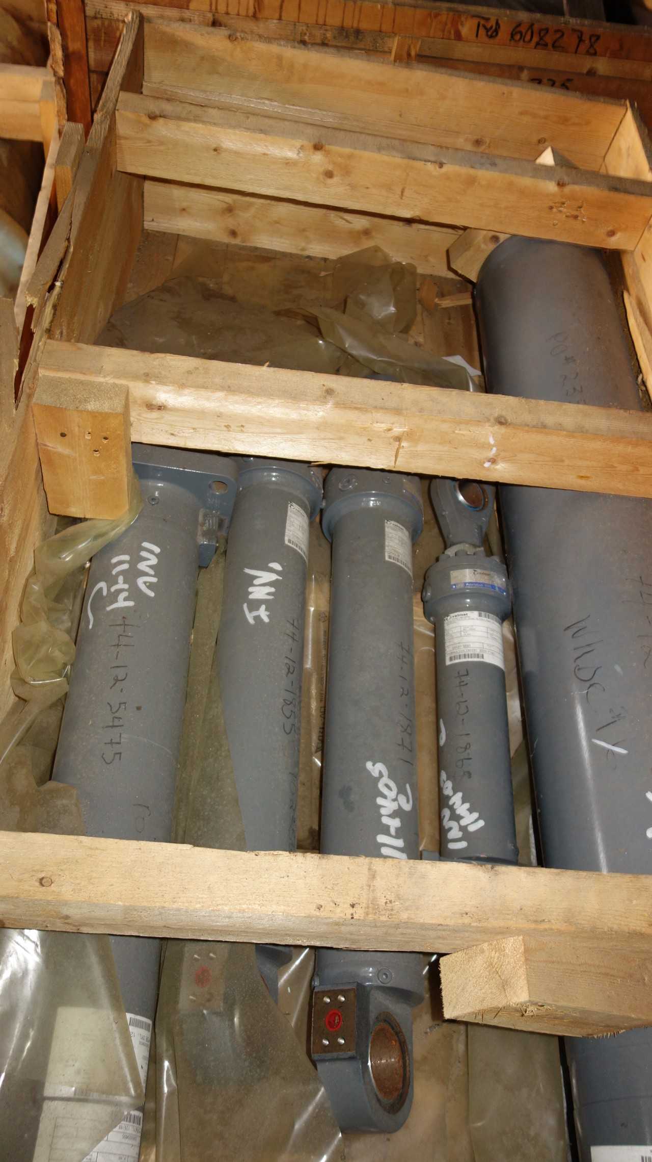 1 CRATE OF ASSORTED VALMET HYDRAULIC CYLINDERS - HYDRAULIC CYLINDERS