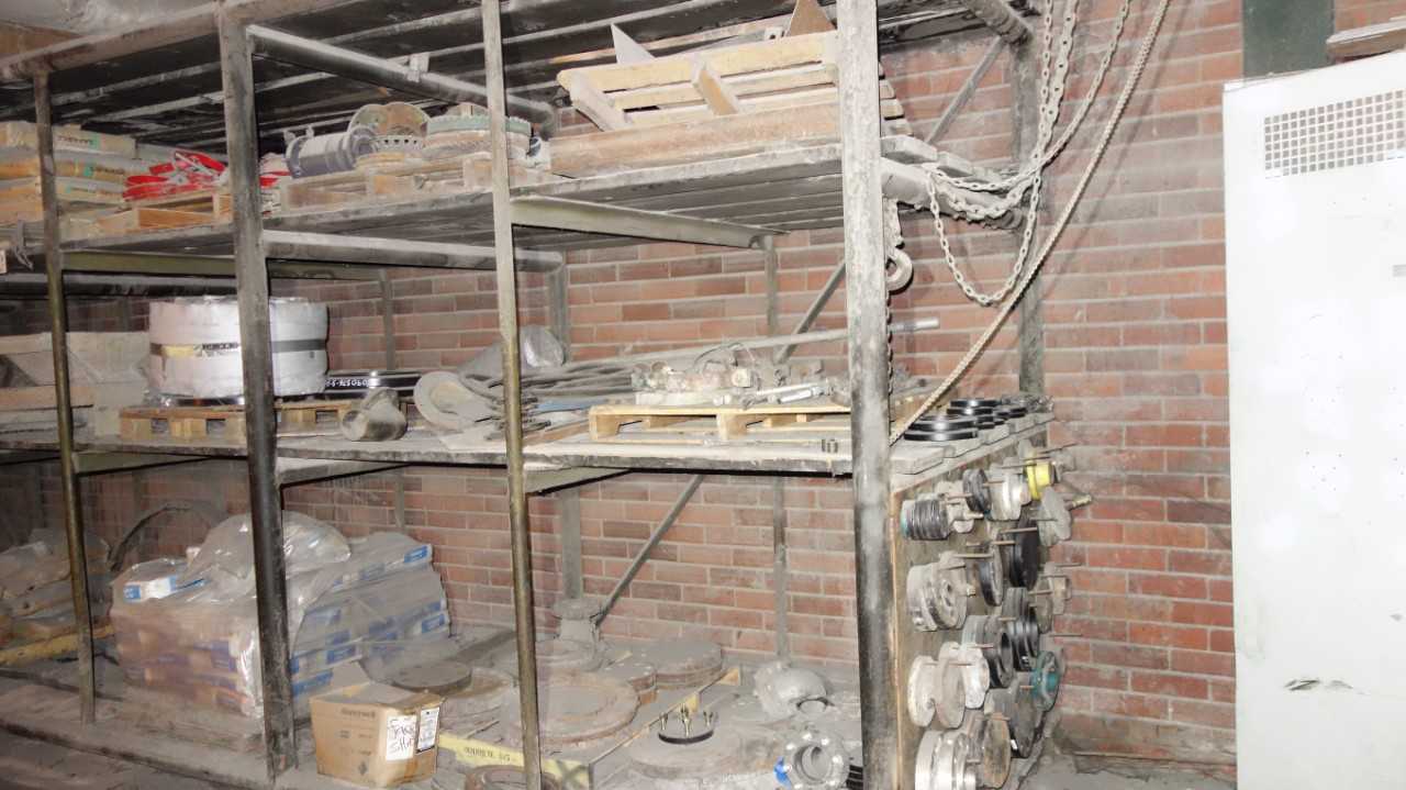CONTENTS OF RACK, ASSORTED STEEL FLANGES, CLAMPS (INCLUDES 8 RACK SECTIONS & SIDE RACK) - SHELVING