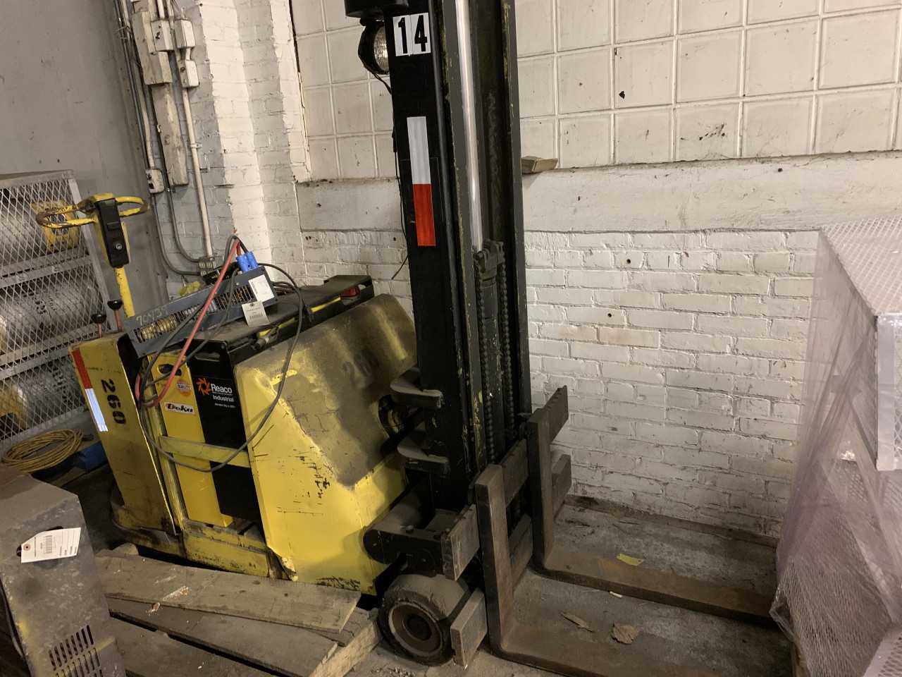 Clark Standing Forklift 2500 Lbs Capacity - FORKLIFTS Clark Standing Forklift 2500 Lbs Capacity - FORKLIFTS