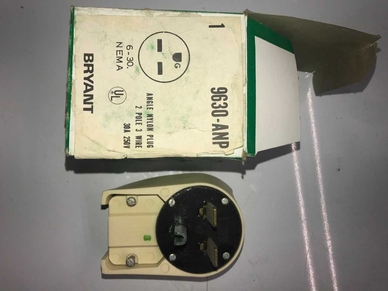 BRYANT/GE 2 POLE 3 WIRE PLUGS (QTY 12+15 = 27) - PLUGS & RECEPTACLES