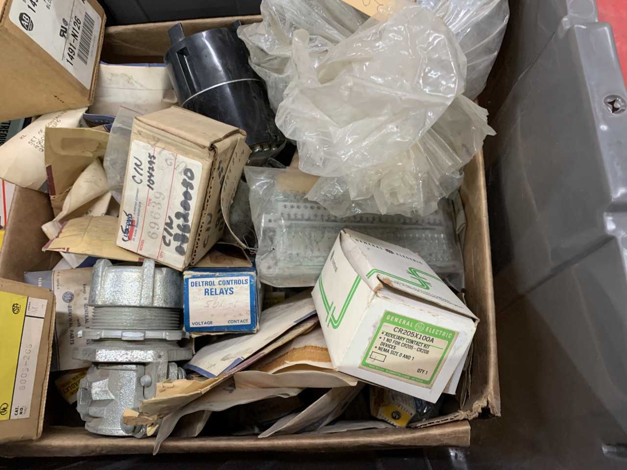 LOT OF MISC. ELECTRICAL RELAYS AND OTHER VARIOUS PARTS ALLEN-BRADLEY, GE, CUTLER-HAMMER - ELECTRICAL COMPONENTS