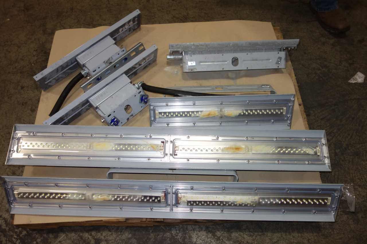 1 PALLET OF ASSORTED DIALIGHT SAFESITE LED LINEAR FIXTURES - MACHINING ACCESSORIES & TOOLING