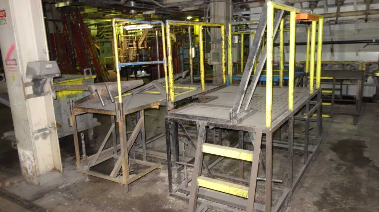 LOT OF 2 PORTABLE WORK PLATFORMS - MISCELLANEOUS
