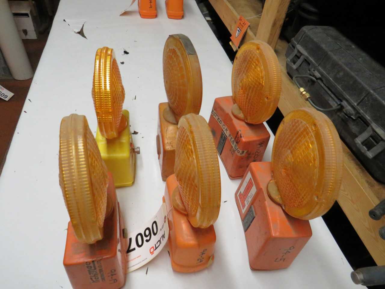 LOT OF 6 ASSORTED CONSTRUCTION CAUTION STROBE LIGHTS - LIGHTING