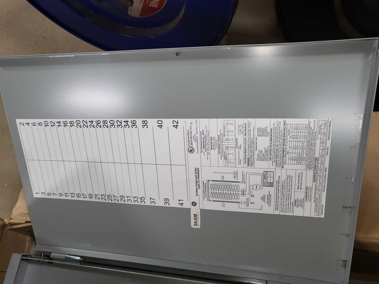 GE Main Breaker Load Center - CIRCUIT BREAKERS