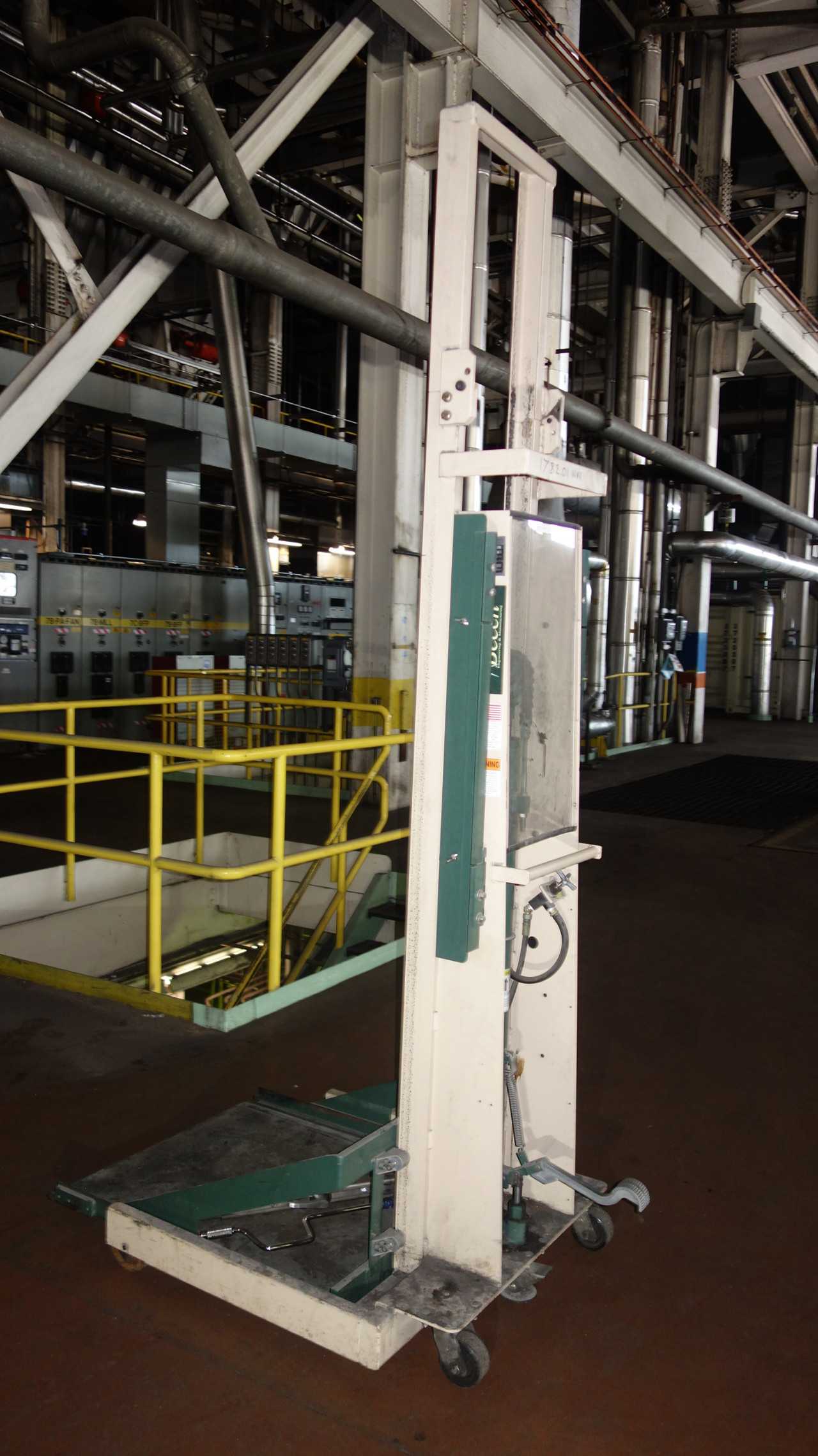 BEECH 1000LB MANUAL SWITCHGEAR LIFT TRUCK - INDUSTRIAL PARTS