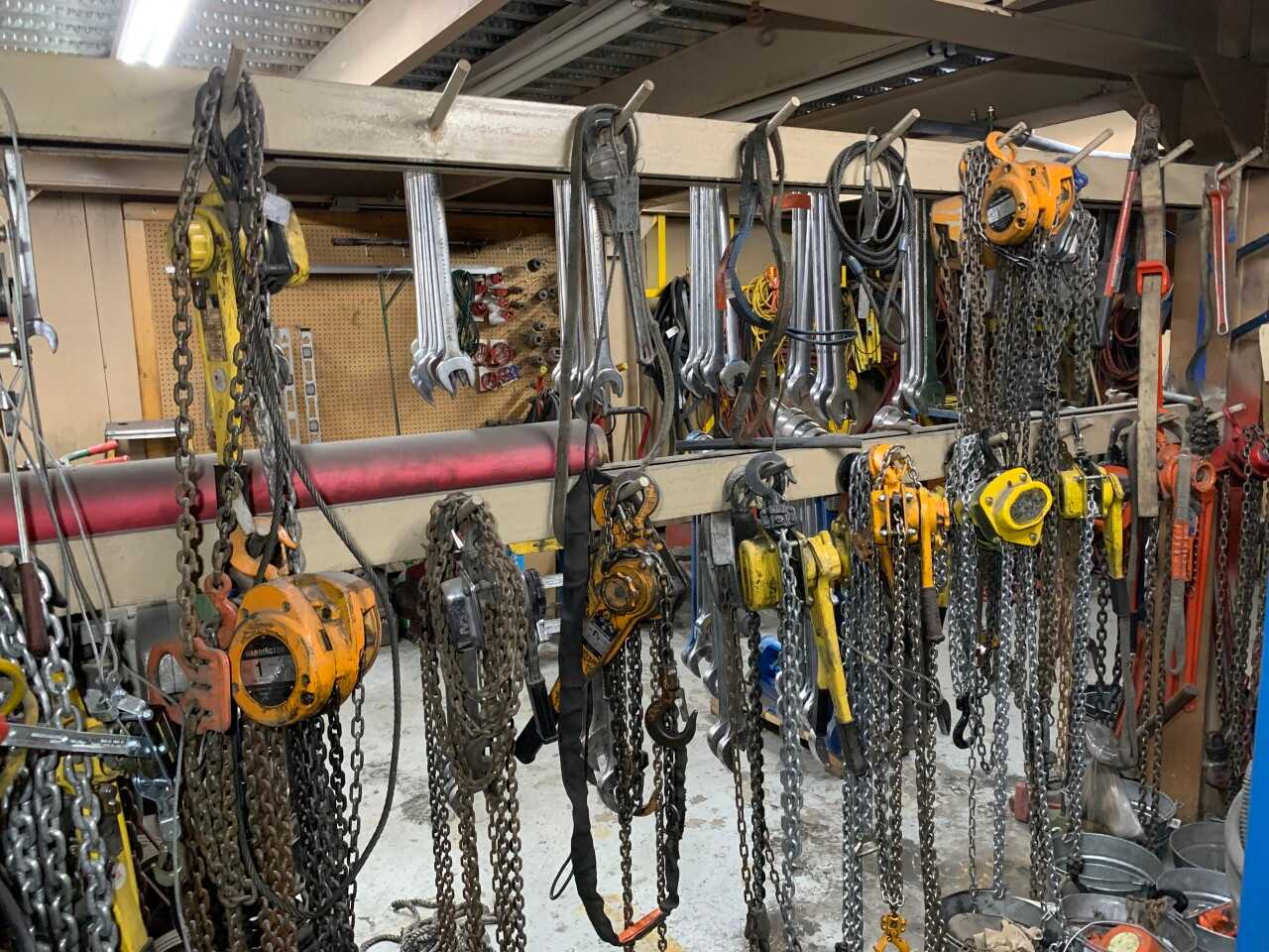 LOF OF HOISTS AND LEADS - LIFTING EQUIPMENT
