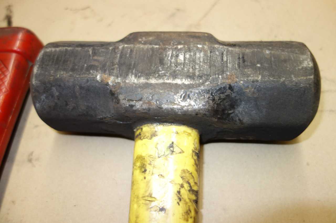 LOT OF 2 SLEDGEHAMMERS - HAND TOOLS