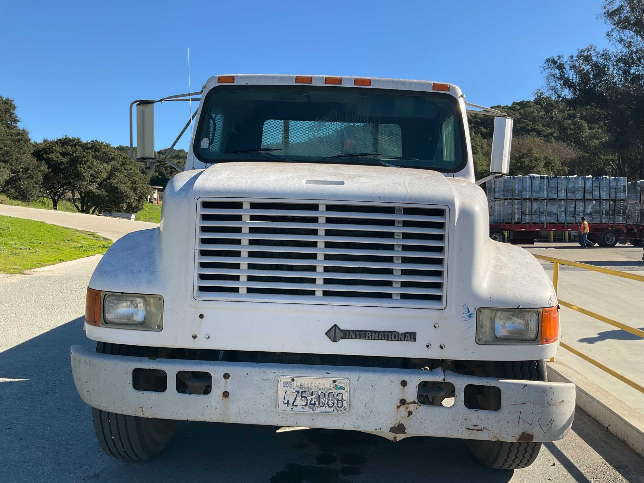 1994 INTERNATIONAL 4900 4X2 FLATBED TRUCK