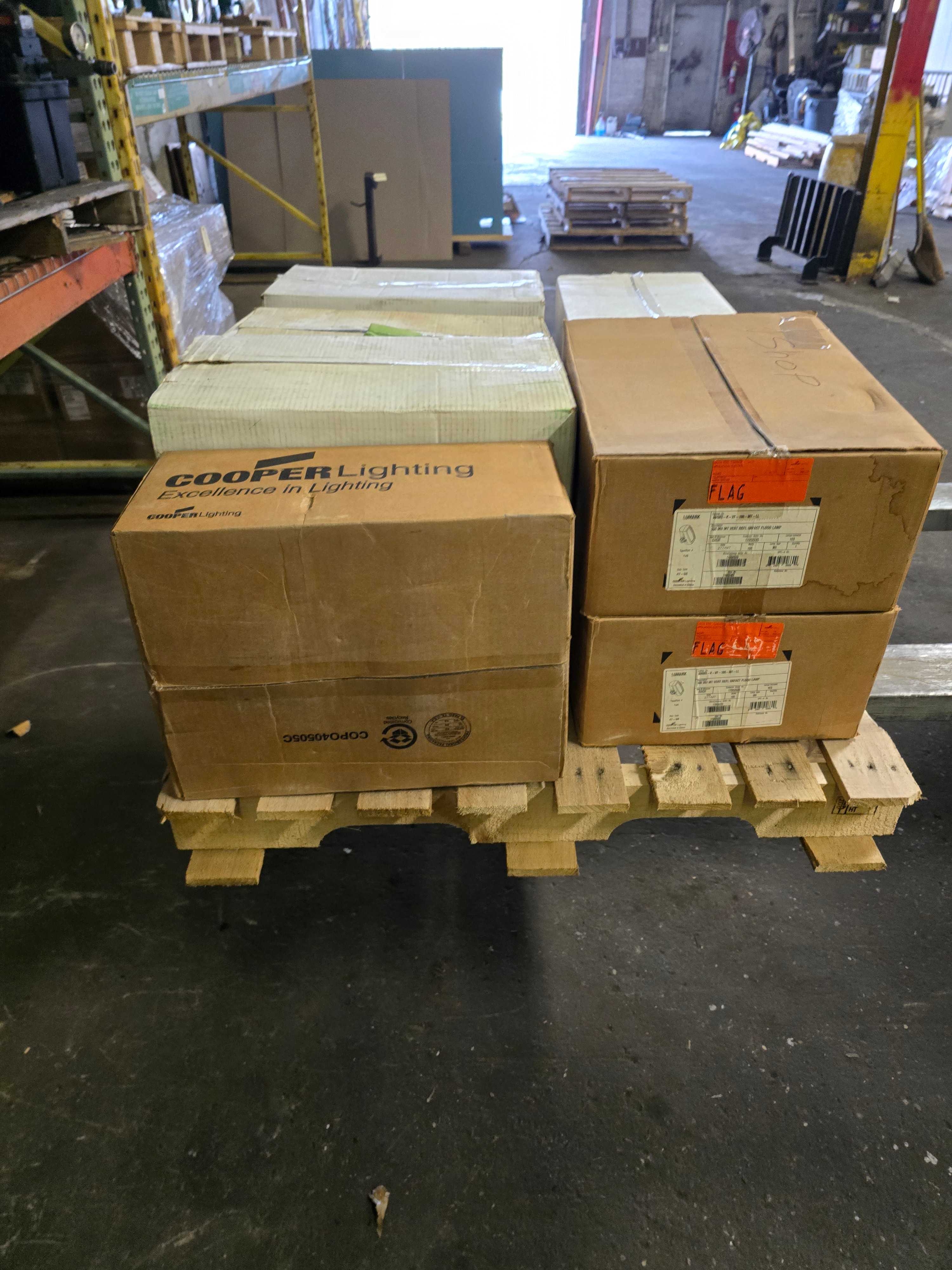 LOT OF COOPER WAL-PAK & FLOOD LIGHTS - LIGHTING LOT OF COOPER WAL-PAK & FLOOD LIGHTS - LIGHTING