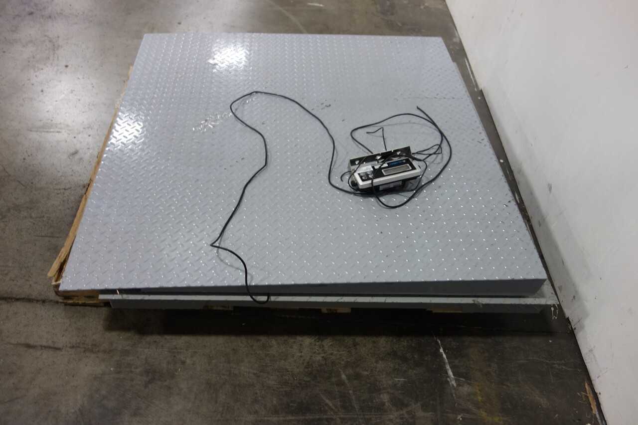 GLOBAL PALLET SCALE WITH INDICATOR AND BRECKNELL FLOOR SCALE WITH RAMP - SCALES