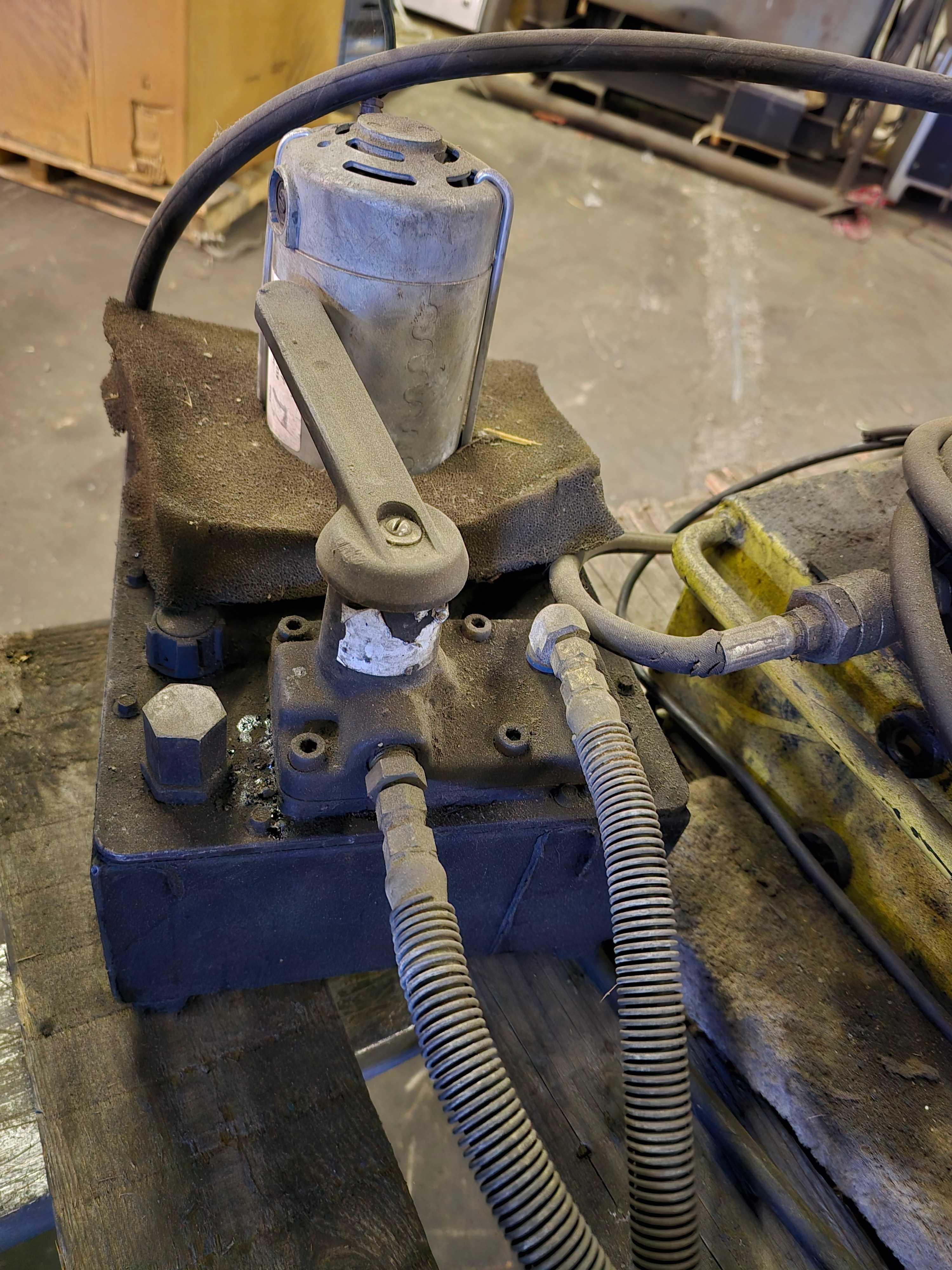 LOT OF HYDRAULIC PUMP UNITS AND HYDRAULIC CUTTER - HYDRAULIC PUMP