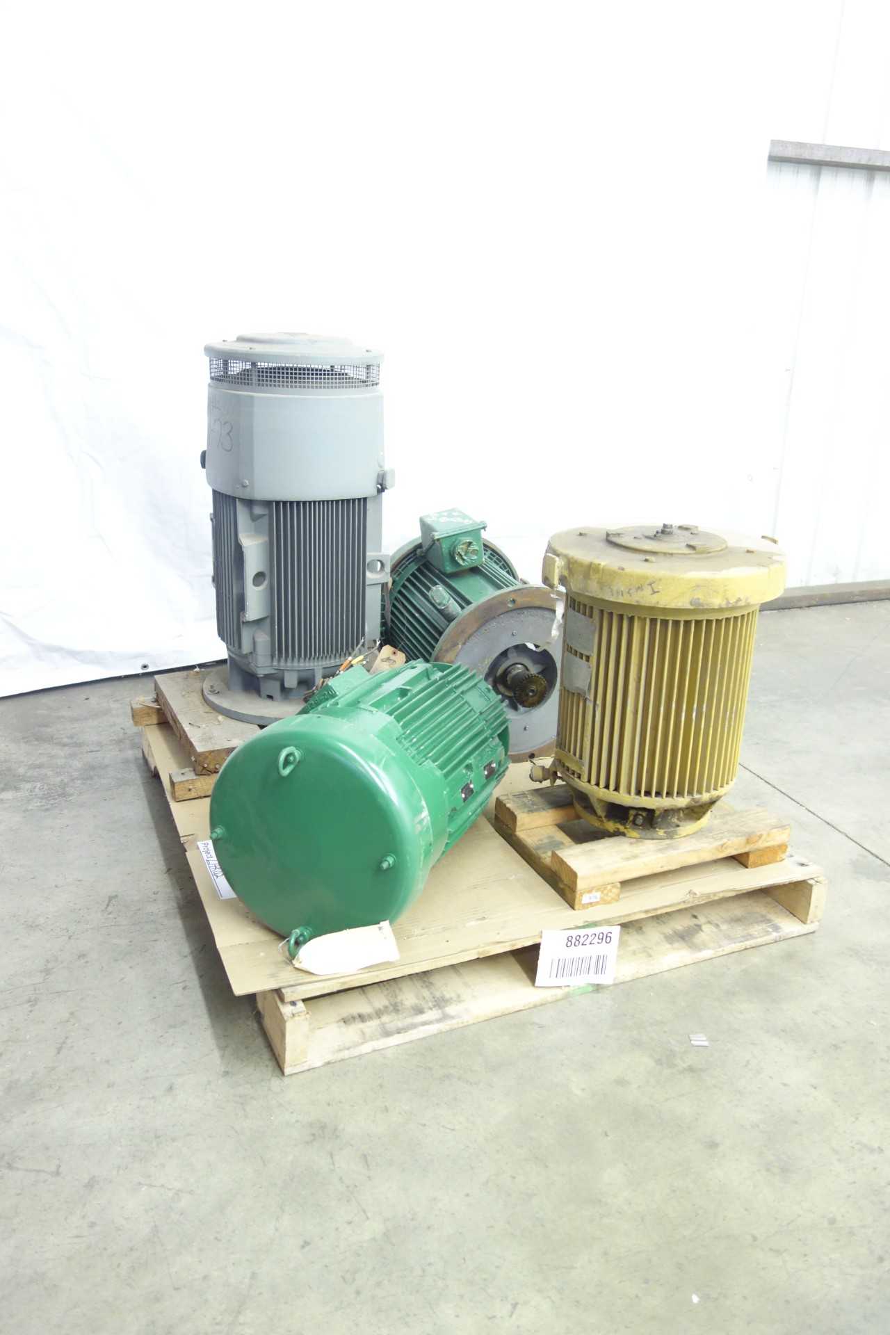 PALLET OF ASSORTED VERTICAL MOTORS, 15 - 25 HP - ELECTRIC MOTORS