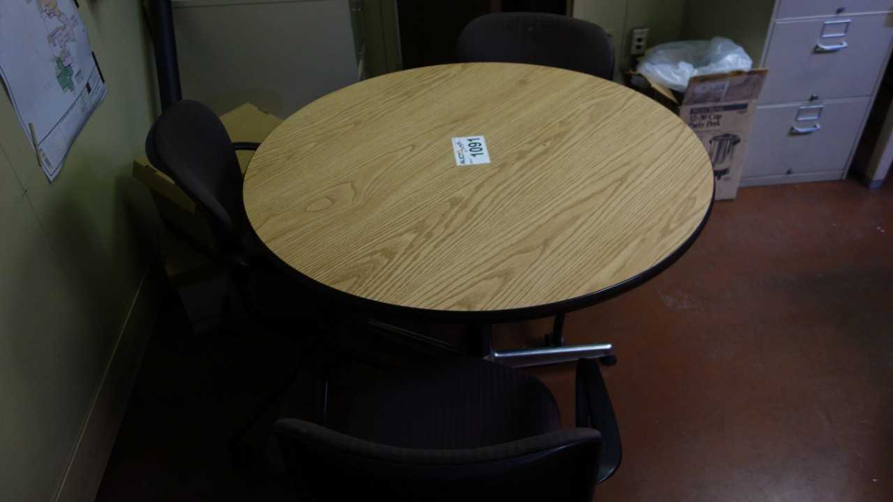 LOT OF FURNITURE, 1X TABLE, 3X CHAIR - PLANT & FACILITY