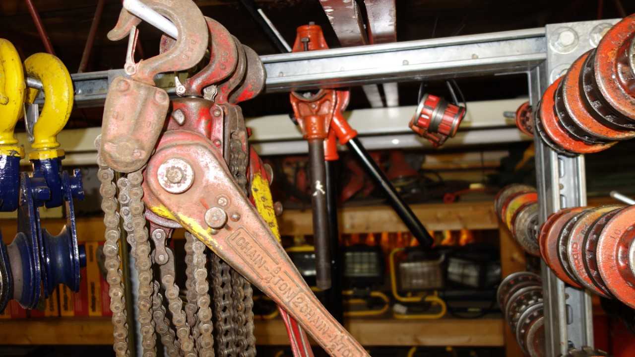 LOT OF 2  2 CHAIN 1-1/2 TON CHAIN HOIST COME ALONG - LIFTING EQUIPMENT
