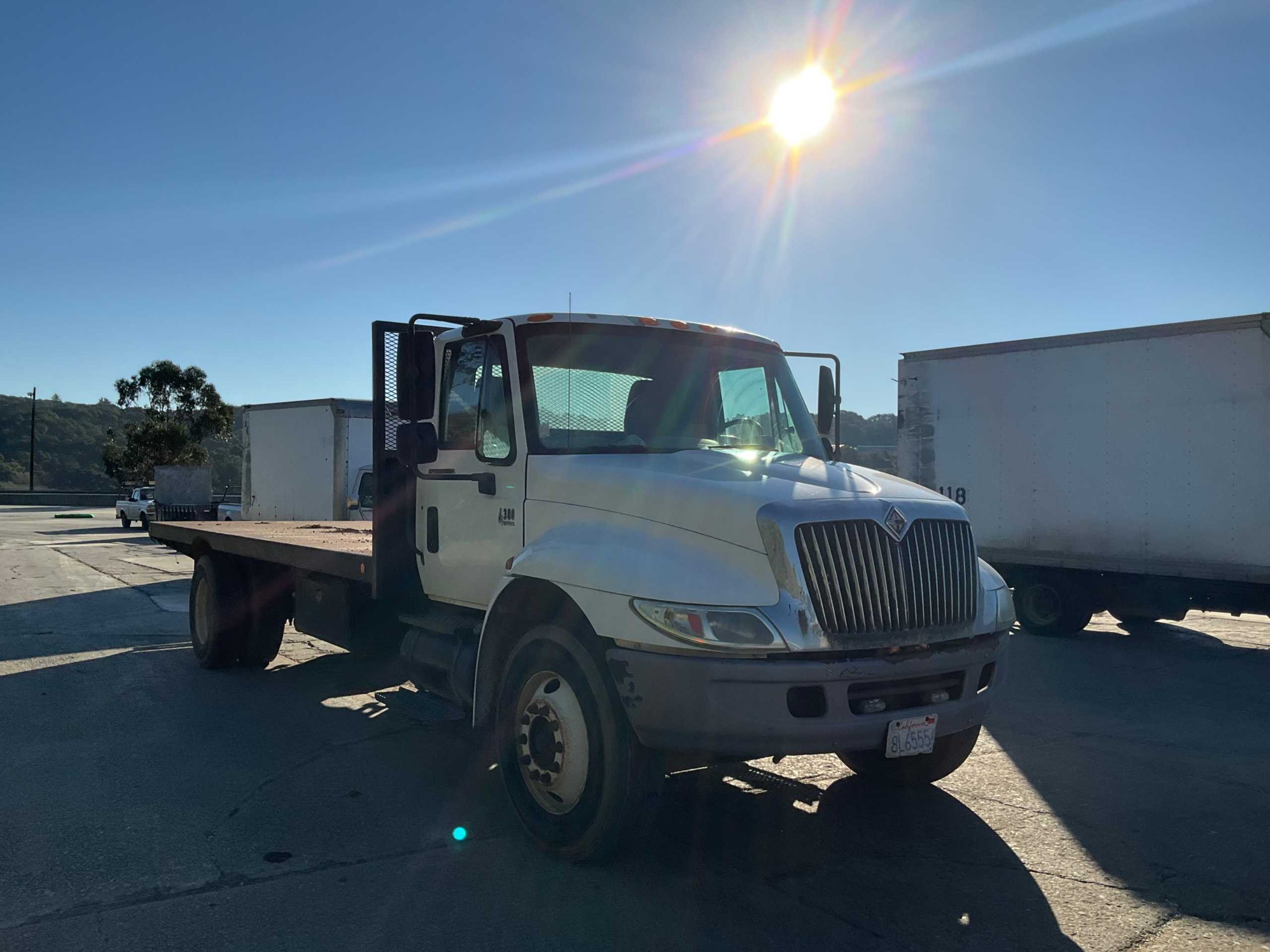 2003 INTERNATIONAL 4300 SBA 4X2 FLATBED TRUCK