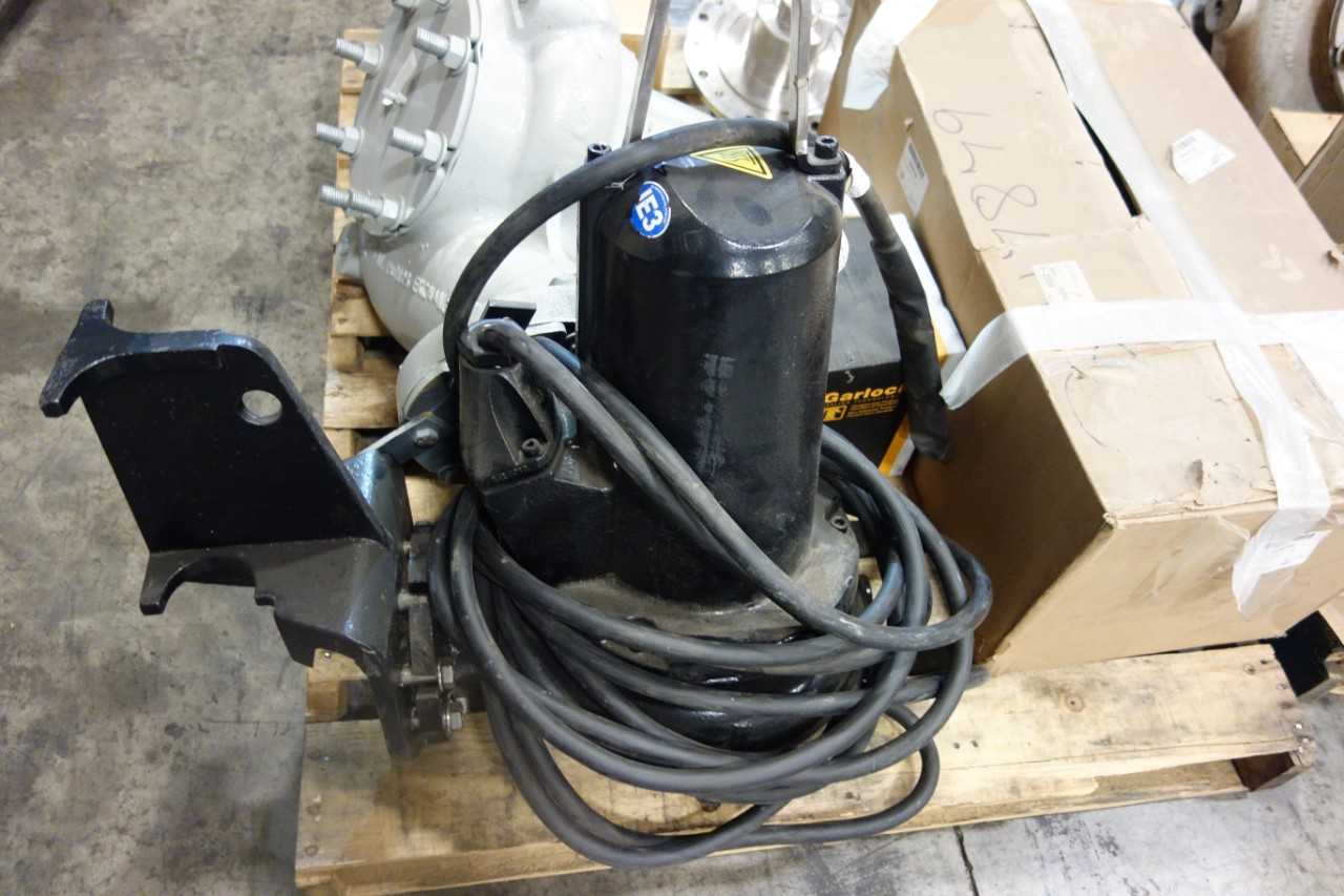 2 PALLETS OF ASSORTED PUMPS AND PUMP ACCESSORIES - PUMPS
