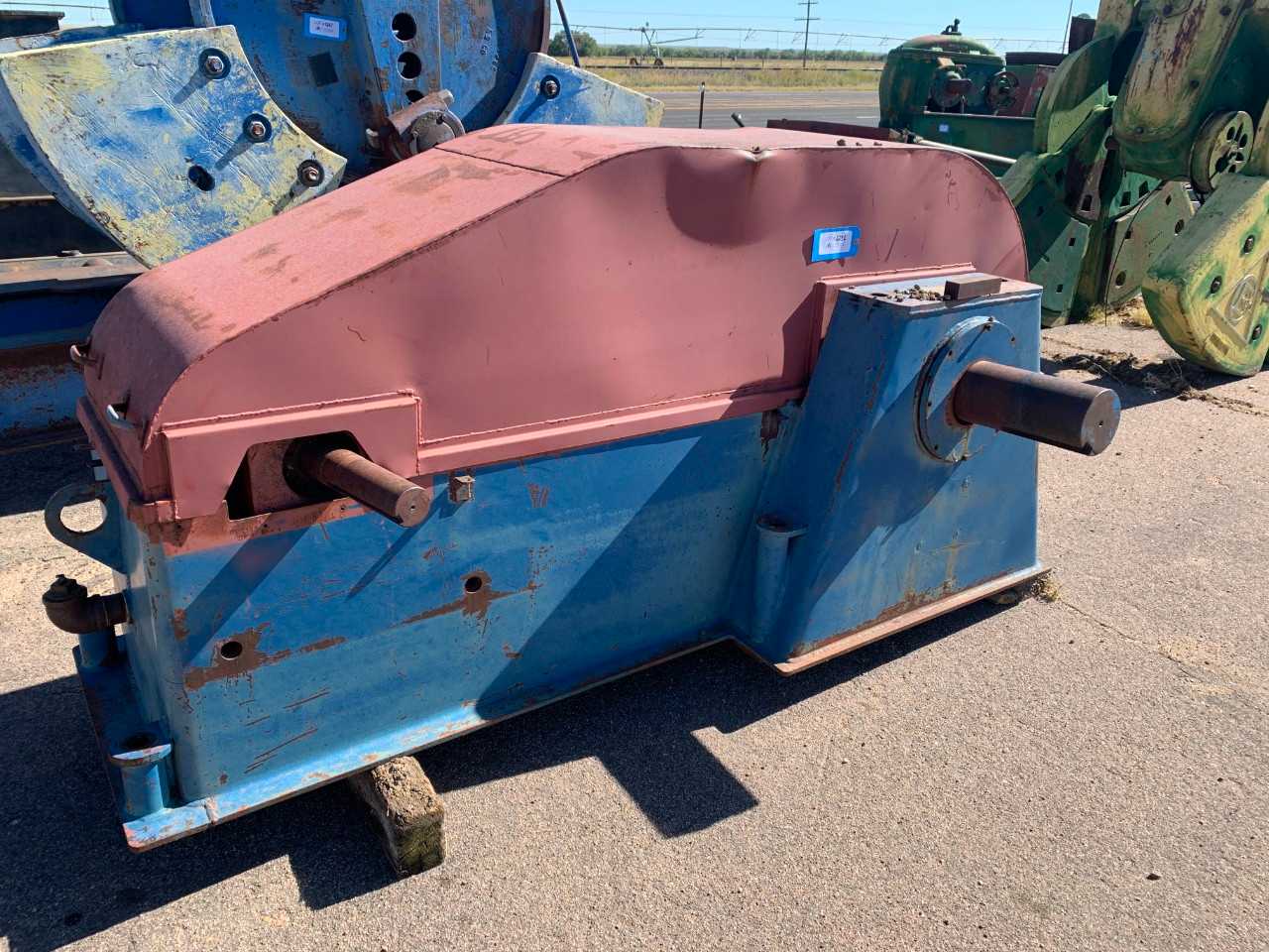 228 Sterling Box (GW) has HS pinion/bull sprocket, int HS spro/int bull pinion on concrete, complete box except for chains - PALLET JACKS
