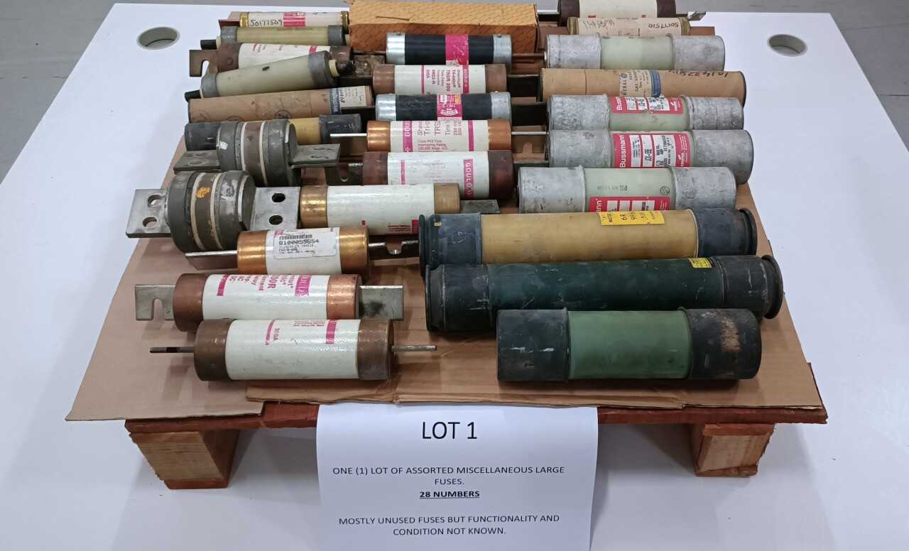 ONE (1) LOT OF ASSORTED MISCELLANEOUS LARGE FUSES. - FUSES