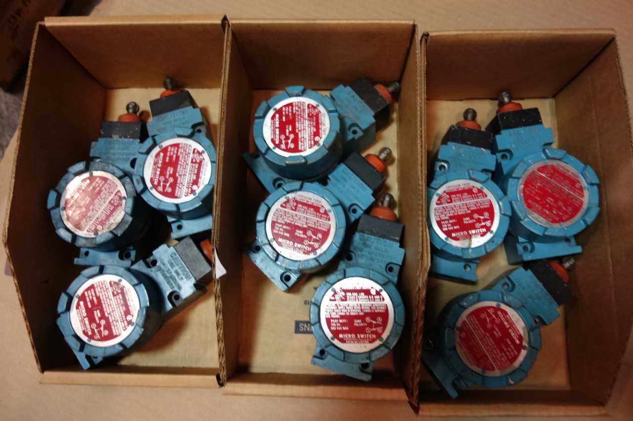 1 LOT OF MICRO SWITCH LSXYDB3K ROLLER 600V-AC LIMIT SWITCHES - CONTROL VALVE