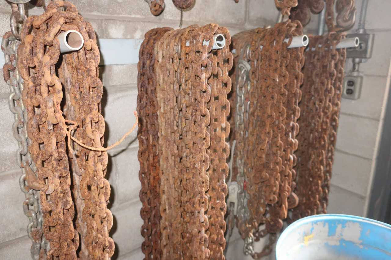 LOT OF ASSORTED STRAPPING & RIGGING CHAINS - LIFTING EQUIPMENT