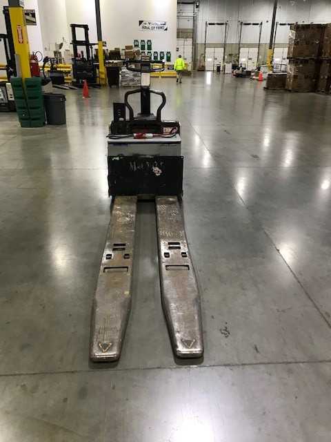 2005 Crown PE4000-60 rider jack, Hebron, KY - MANUAL PALLET JACKS