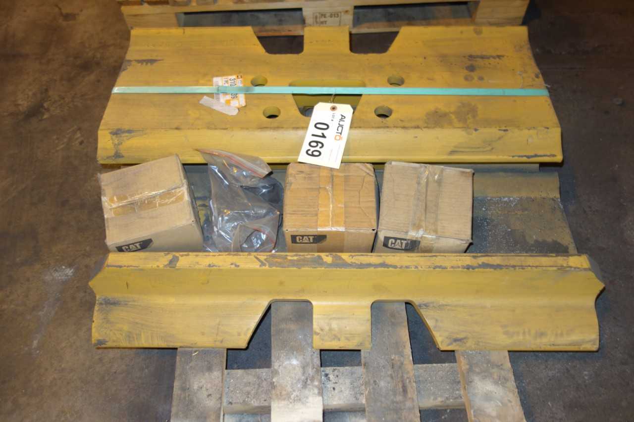 1 PALLET OF CAT CATERPILLAR HEAVY EQUIPMENT SHOES - CONSTRUCTION