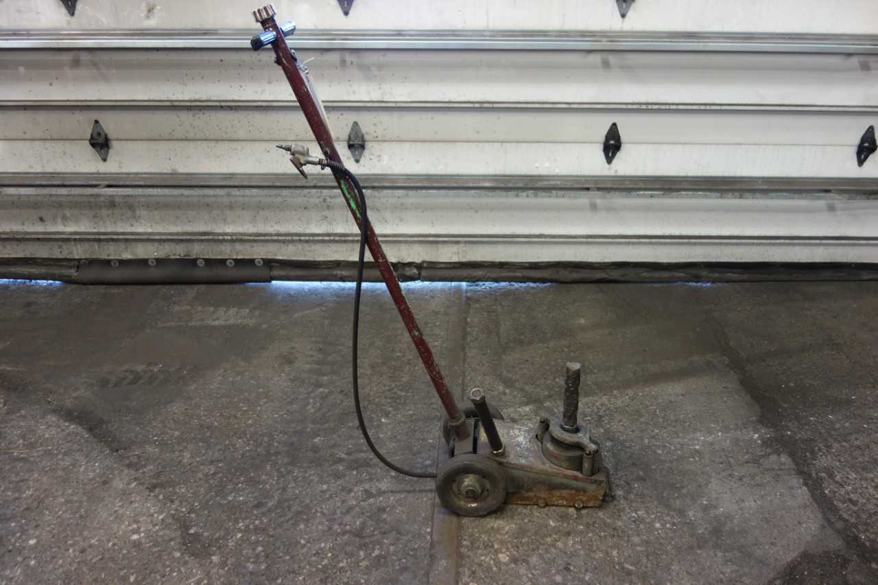 SEALED POWER PNEUMATIC FLOOR JACK - PLANT & FACILITY