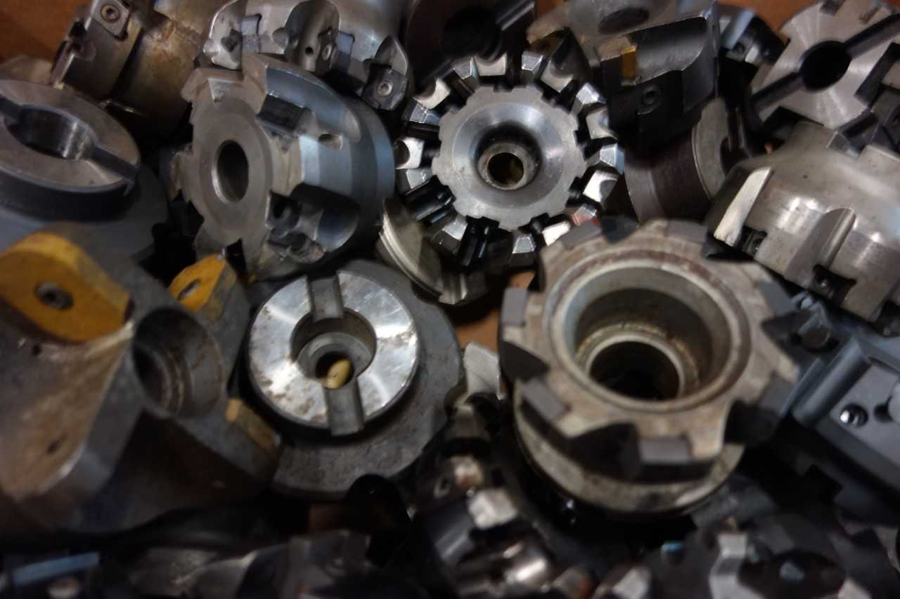 LOT OF ASSORTED SURFACE MILLS AND CUTTERS - KENNAMETAL - MACHINING ACCESSORIES & TOOLING
