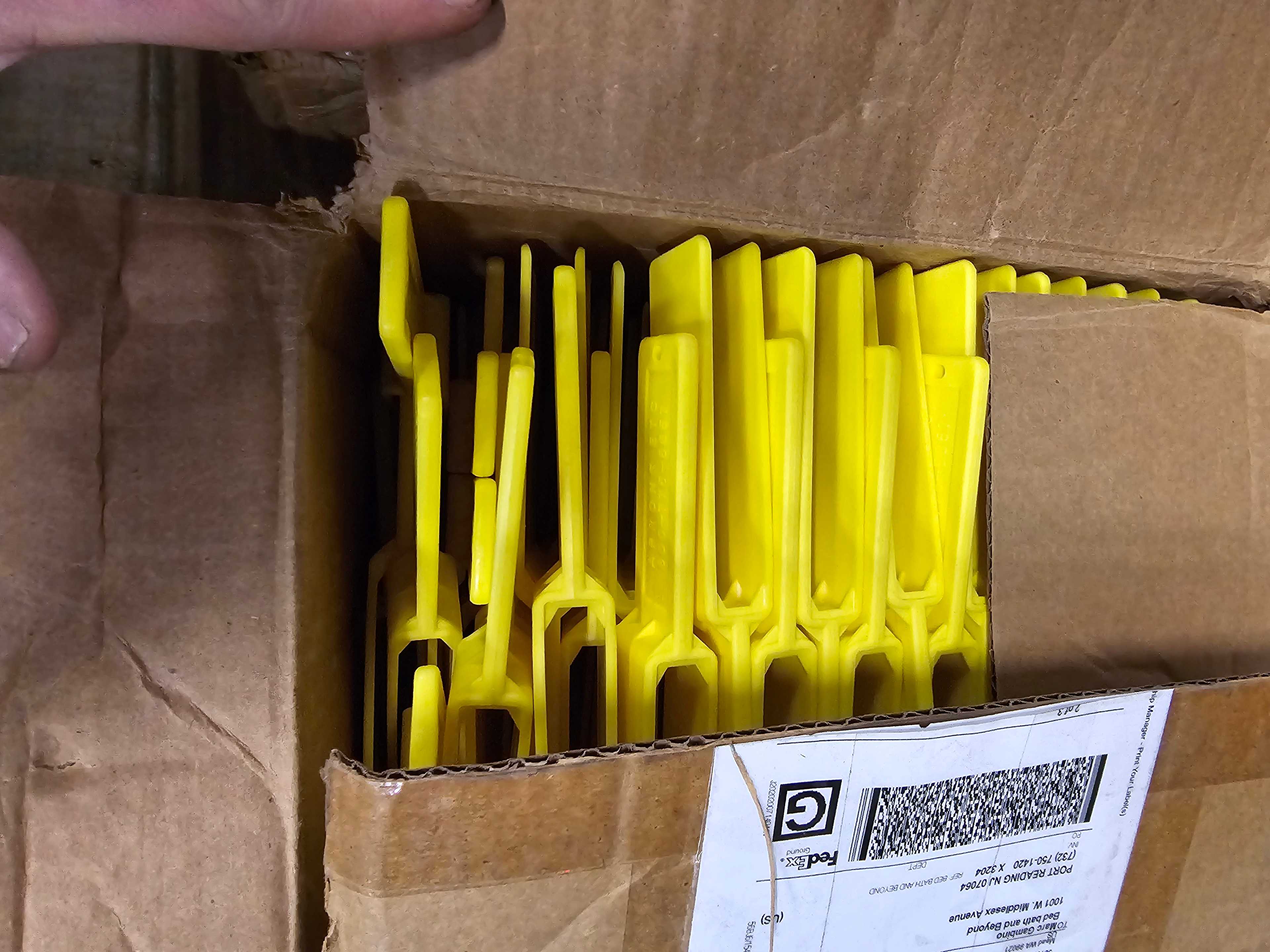 LOT OF FILTERS, PICKING CLIPS, WHEELS, PLASTIC - INDUSTRIAL PARTS LOT OF FILTERS, PICKING CLIPS, WHEELS, PLASTIC - INDUSTRIAL PARTS