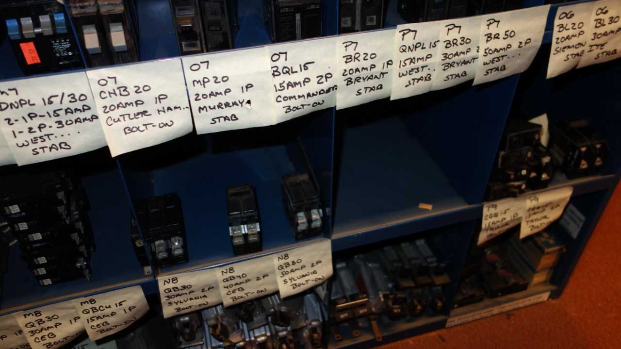 LOT OF ASSORTED CIRCUIT BREAKERS - CIRCUIT BREAKERS
