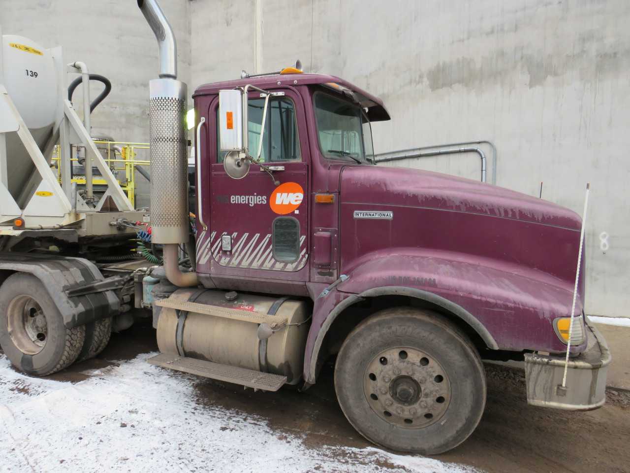 1999 NAVISTAR INTERNATIONAL 9400 ASH TRUCK - 91538 MILES - HYDRO EXCAVATOR TRUCKS