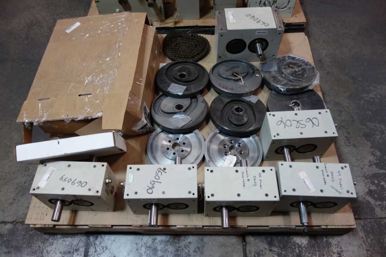 2 PALLETS OF ASSORTED ROLLER CHAINS, GEAR REDUCERS, ENCLOSED GEAR DRIVES, POWER TRANS PARTS AND ACCESSORIES- HEINZ AUTOMATIONS, TSUBAKI, KACHELMANN - GEAR REDUCERS