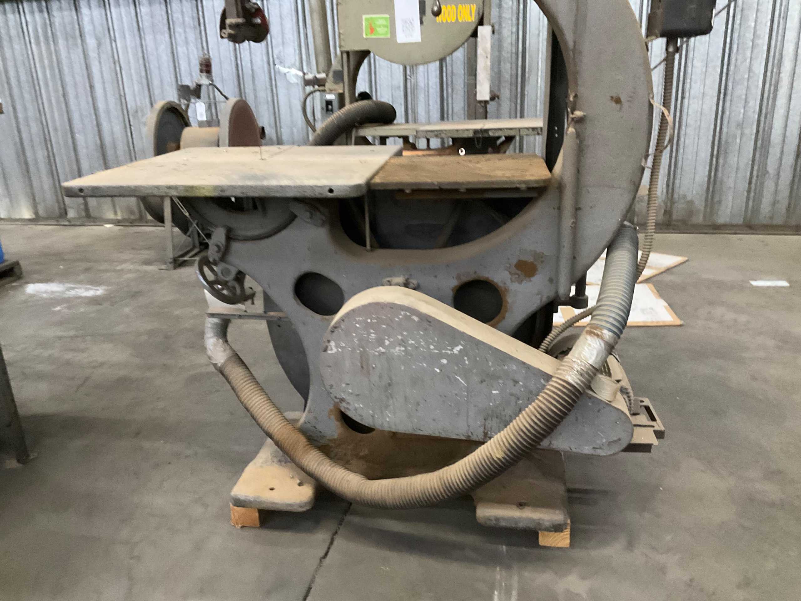 VERTICAL BAND SAW