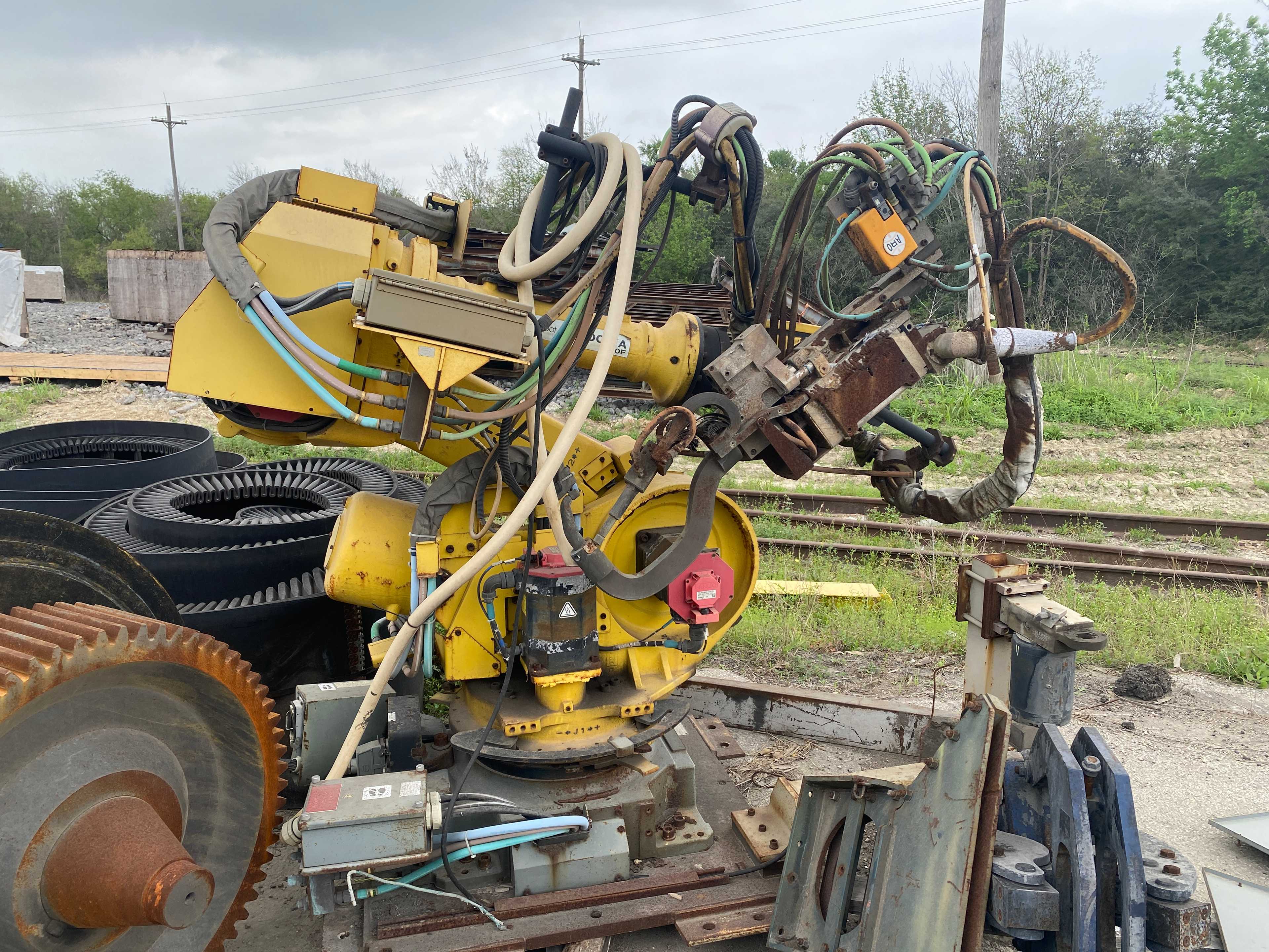 2005 Fanuc Robot R-2000iA - 210F - INDUSTRIAL ROBOTS