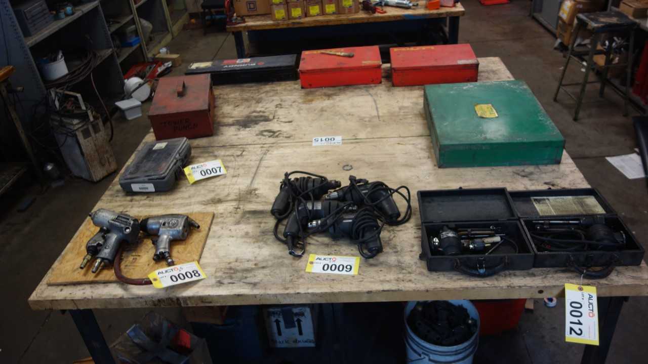 LOT OF 2 PROFESSIONAL TOOL WORKTABLE - ELECTRIC POWER TOOLS