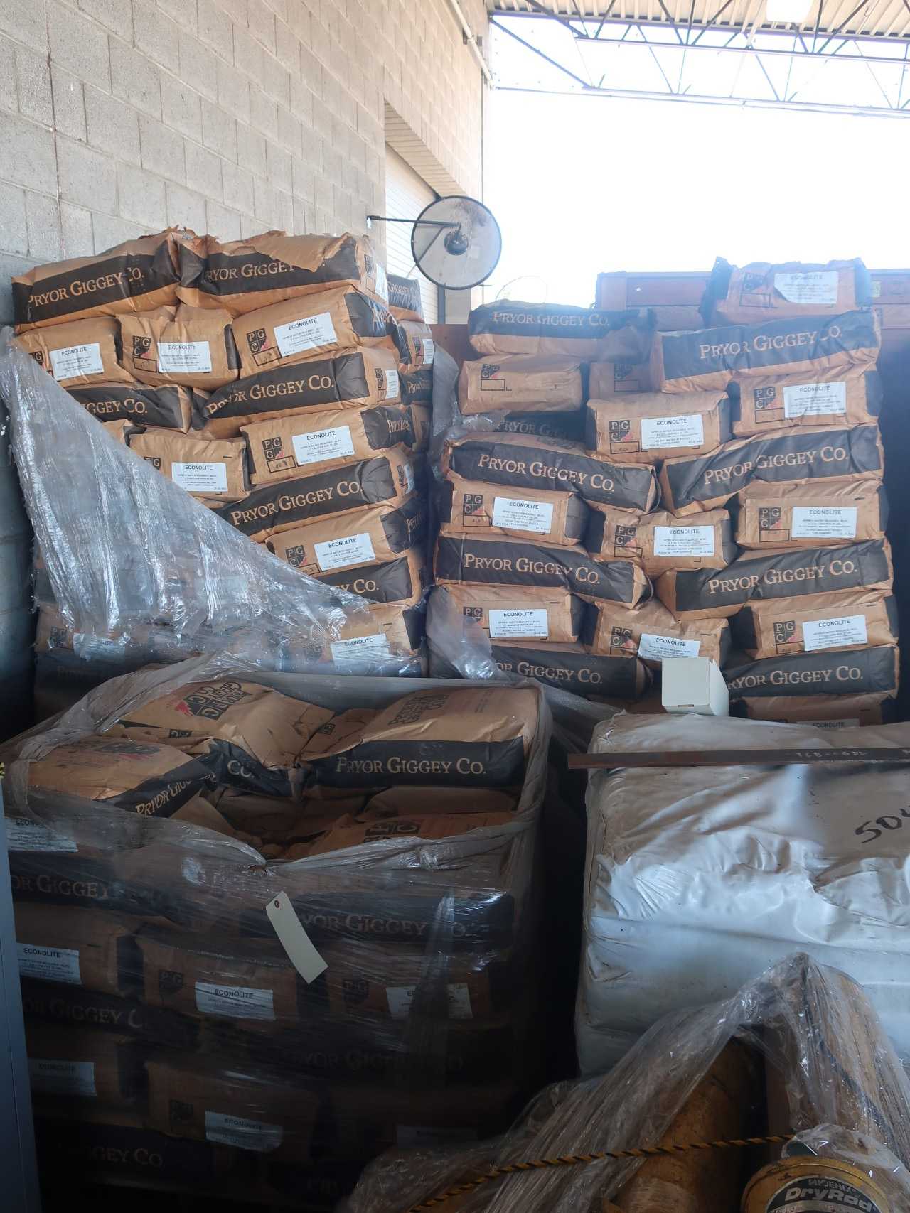 Lot of 5 pallets of refractory concrete in 25lb bags - ELECTRIC POWER TOOLS