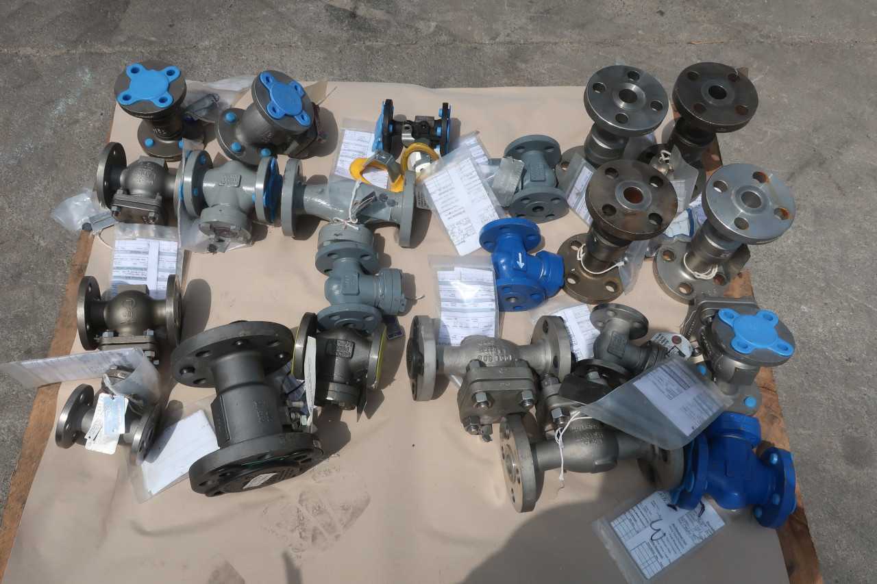 LOT OF ASSORTED VALES AND FITTINGS - VALVES