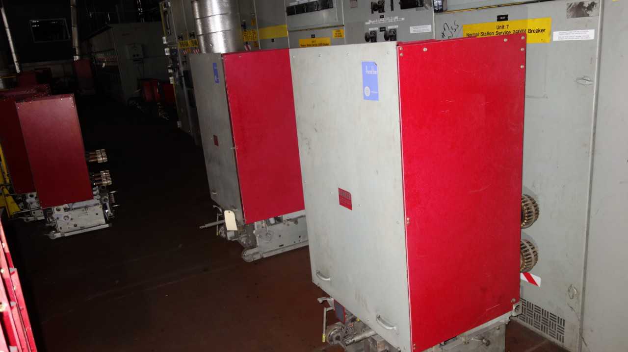 LOT OF 2 WESTINGHOUSE 50DHP250 3000A BREAKERS - CIRCUIT BREAKERS