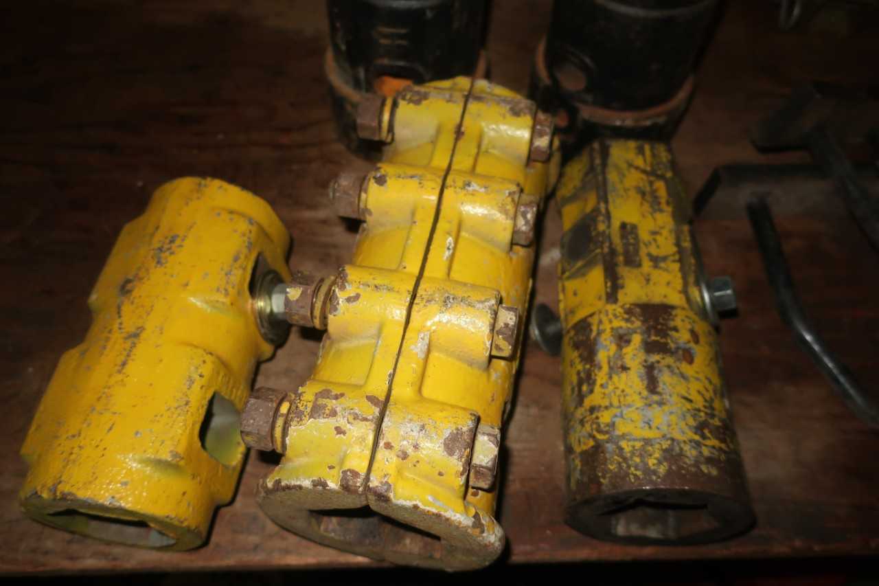 LOT OF ASSORTED ANCHOR ADAPTORS - ELECTRICAL COMPONENTS