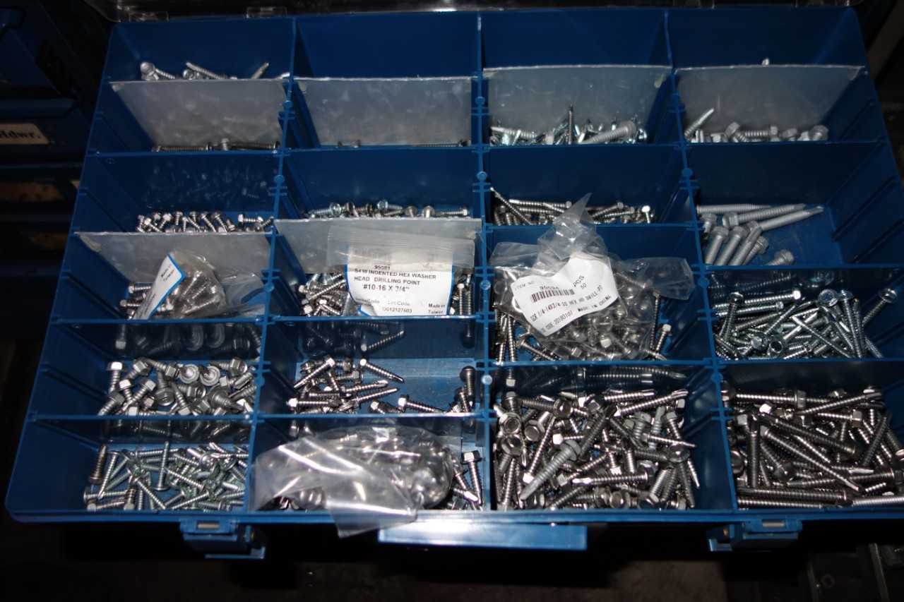 CONTENTS WITH CURTIS TOOLBOX, MACHINE SCREWS - MACHINING ACCESSORIES & TOOLING