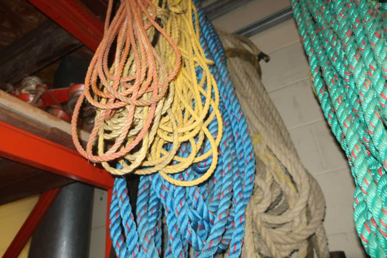 2 HOOKS OF ASSORTED HIGH TENSION ROPE - ELECTRIC POWER TOOLS